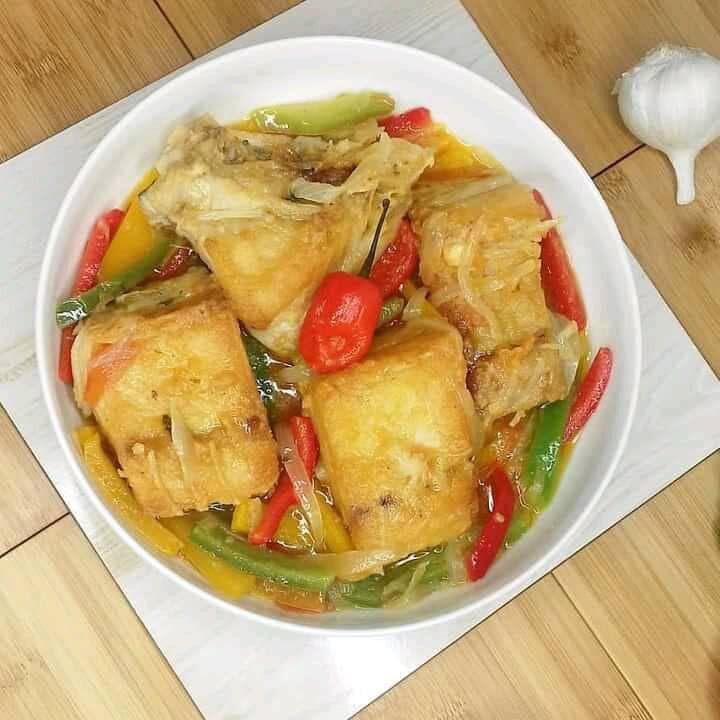 MAKAYABU + ACCOMPAGNEMENT (morue aux 3 poivrons)